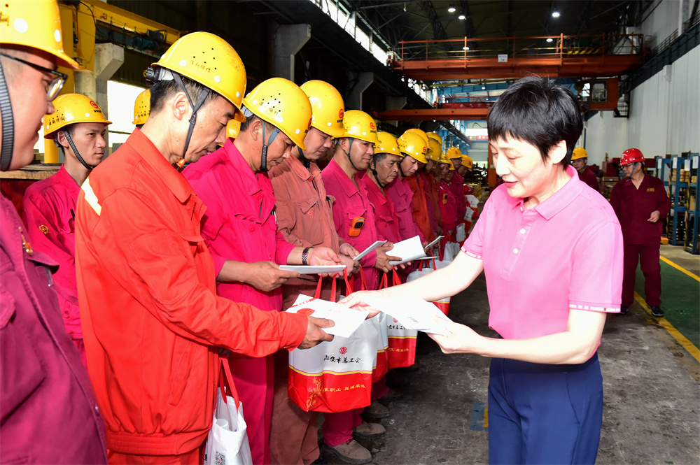 市总工会党组书记、副主席王立华一行 来淮钢开展“送清凉”高温慰问